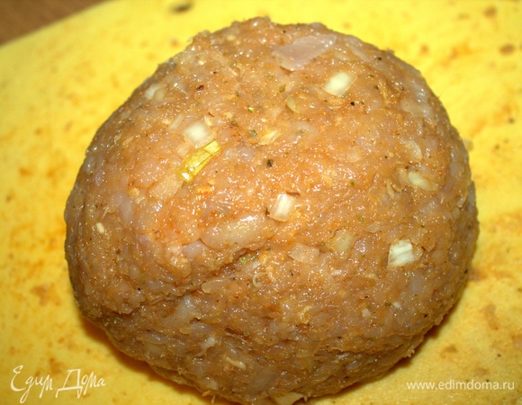 Вымесить руками прямо на доске.