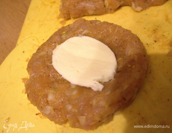 Каждую долю расплющить, в центр положить кружок моцареллы.