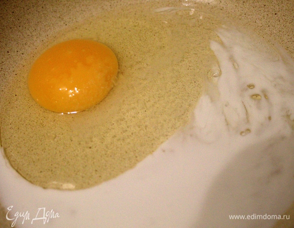 Льезон: взбить яйцо с молоком. Хватит на 2 котлеты.