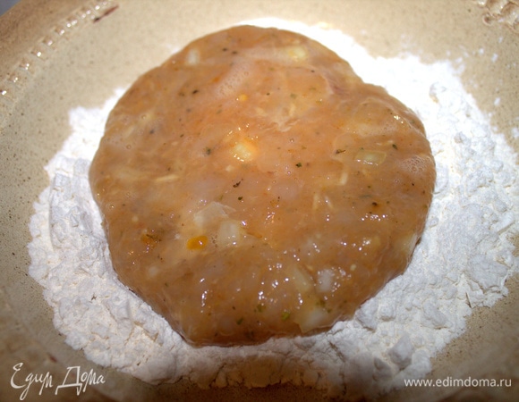 Окунуть котлету в яйцо, потом перенести в муку.