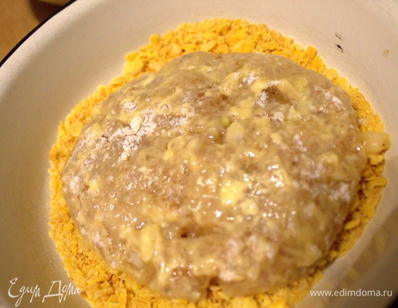 Перенести в толченые кукурузные хлопья без сахара.