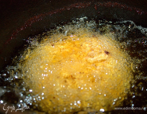 Когда разогреется фритюр, опустить в него осторожно котлету.