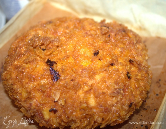 Когда корочка обжарится с двух сторон, перенести на салфетку, а затем — на поддон для запекания.