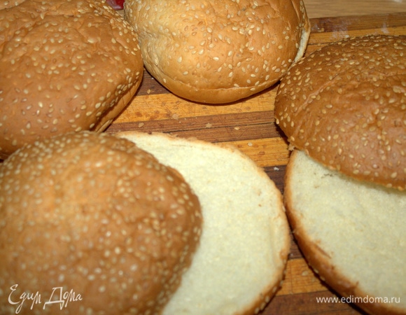 Готовые булочки для гамбургеров разрезать вдоль.