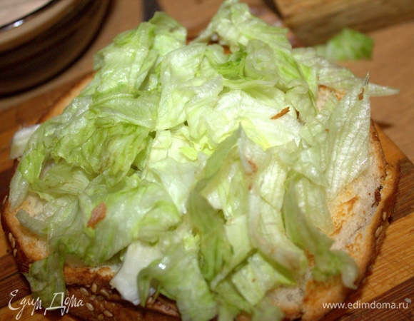 Салат нашинковать. Положить на булочку.