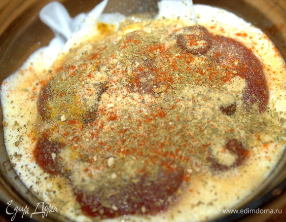 Приготовить сметанный соус.