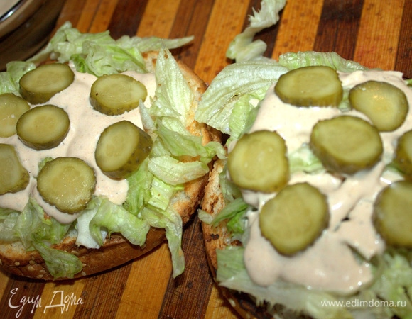 Сверху положить огурчик.