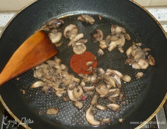 Рецепт рассчитан на разъемную форму диаметром 18 см. В сковороде разогреть масло, выложить нарезанные грибы. Обжаривать до испарения жидкости. Остудить. Здесь можно взять готовые консервированные грибы. Вместо шампиньонов можно брать любые другие грибы.