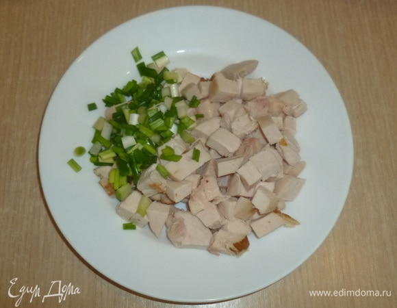 Разогреть духовку до 180°C. Курицу и лук нарезать. Здесь также можно брать другое готовое куриное мясо и любую зелень по своему вкусу. Мне нравится именно с копченой курицей.