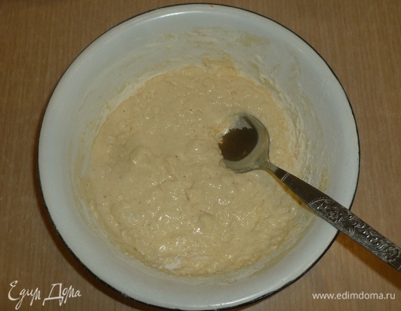 В миску просеять муку с разрыхлителем. Перемешать ложкой. Тесто получится густым, как на оладьи.
