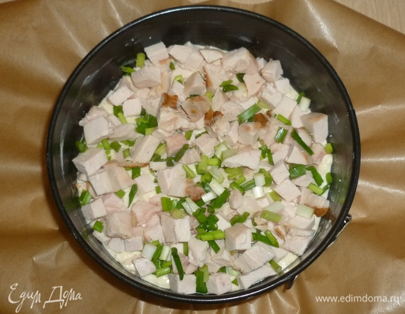 Дно формы застелить пергаментом, бортики смазать маслом. Выложить половину теста. На тесто выложить курицу и зелень.