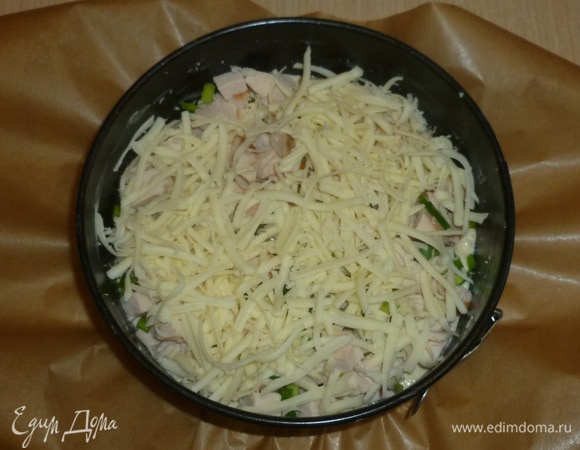 Выложить грибы и тертый сыр.