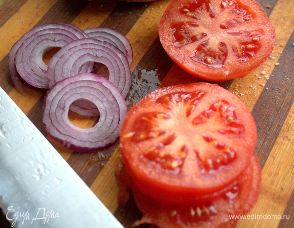 Здесь еще добавили красный лук и помидор. Нарезать тонко.