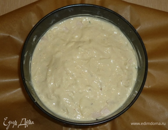 Выложить оставшееся тесто, разровнять. Посыпать кунжутом.