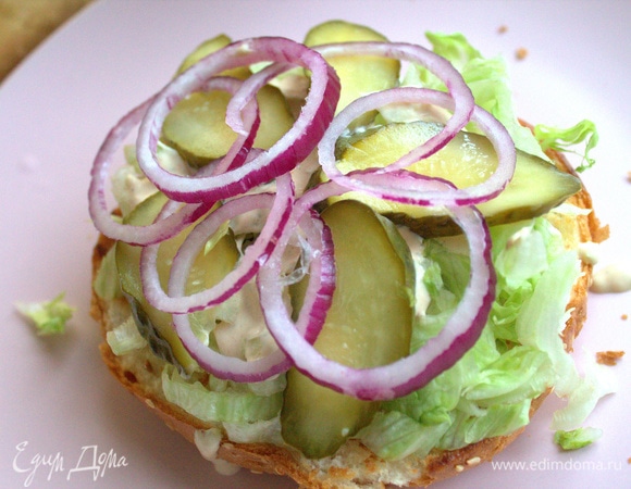 Разместить кольца лука сверху.