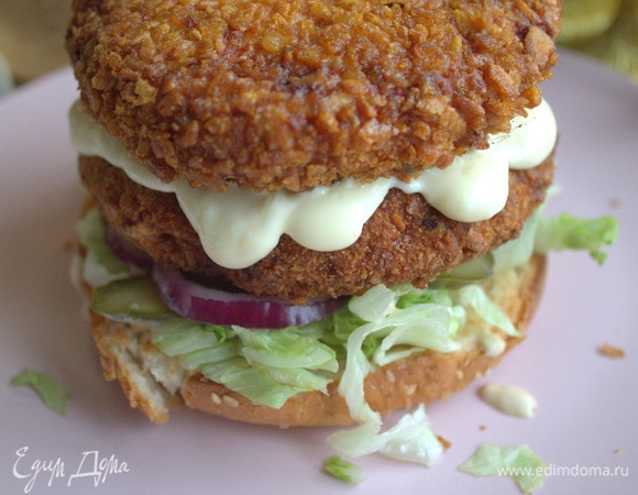 Двойную котлету смазать соусом.