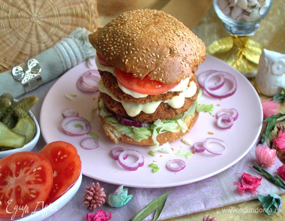 Такого гамбургера хватит на двоих!