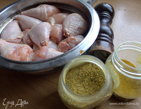 Подготовить приправы для маринования. В смеси такой состав: чеснок, базилик, паприка, лук, чили, петрушка, кориандр, куркума, соль, морковь. Обвалять в них ножки.