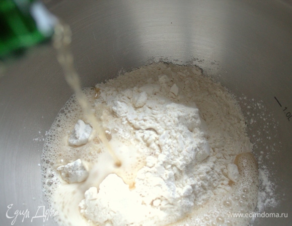 Для кляра в муку (количество примерное) влить безалкогольное пиво. Должно получиться жидкое тесто. Если много муки, добавьте воды.