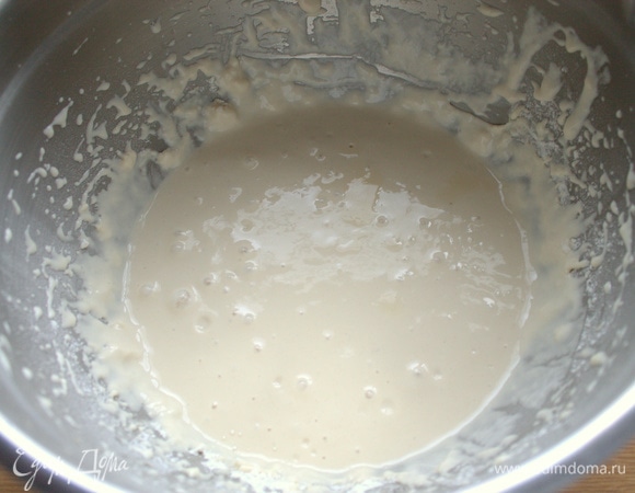 Добавить соль. Взбить миксером.