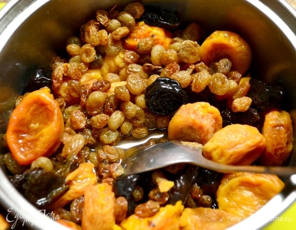 Сухофрукты залить на ночь коньяком, чтобы пропитались ароматами.