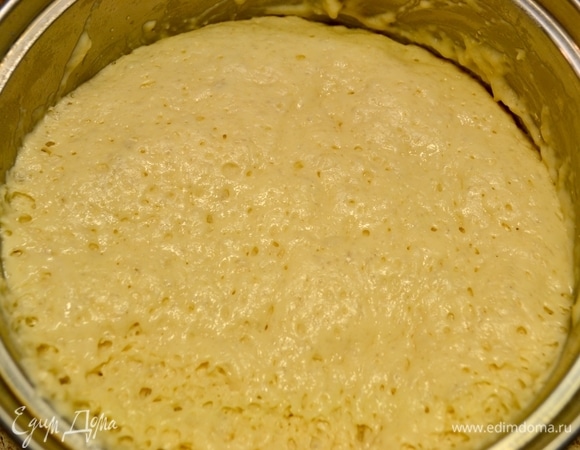 Готовим опару: смешать 100 г муки, 20 г сахара, теплое молоко, дрожжи и оставить на 30 минут.