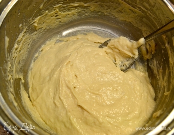 Опару опускаем и добавляем растопленное сливочное масло, муку (600 г), сахар (60 г), смешиваем до однородности и оставляем на 45 минут.