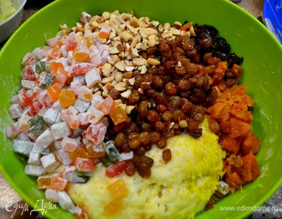 В тесто добавляем подготовленные ингредиенты, цедру одного лимона и сок.