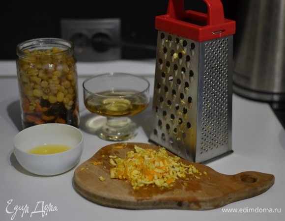 Отжать сок 1/2 апельсина и натереть цедру.