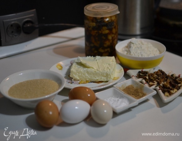 Размягченное масло взбить с сахаром, добавить яйца, хорошо взбить. В отдельной миске смешать муку, разрыхлитель и специи. Просеять в яичную смесь, хорошо перемешать.