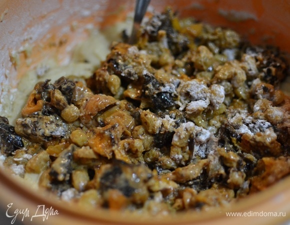 Обвалять сухофрукты в 1–2 ст. л. муки, чтобы они хорошо покрылись мучной оболочкой. Это нужно для хорошего распределения ягод в тесте. Добавить сухофрукты в тесто. Хорошо перемешать.