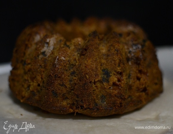 Тесто выложить в смазанную маслом форму (у меня две: силиконовая круглая, небольшая прямоугольная), выпекать при 140–150°C около 1,5 часов (если делать в одной большой форме, понадобится около 2 часов). Готовый кекс вынуть из формы, остудить, посыпать сахарной пудрой. Можно кушать и сразу, но лучше завернуть в бумагу (фольгу), убрать в прохладное место (холодильник) на ночь (в идеале подождать 1–2 недели, за это время кекс хорошо пропитается, а сухофрукты отдадут свой вкус и аромат).