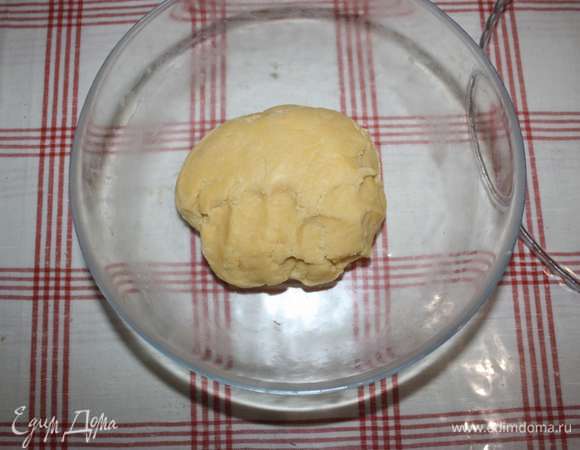 Добавим ванильный сахар, яйцо и желток. Замесим песочное тесто.