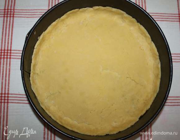 Смазанную жиром форму для выпекания застелить тестом. Диаметр формы — 26 см. Убрать в холодильник на 30 минут.