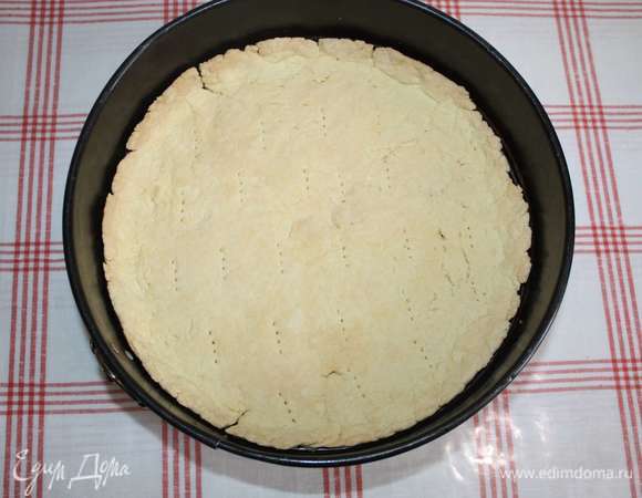 Через 30 минут отправить корж в разогретую до 200°C духовку. Предварительно корж проткнуть вилкой. Выпекать 25–30 минут до слегка румяного цвета. Дать коржу остыть.