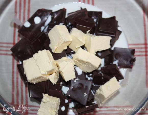 Приготовим шоколадно-творожную начинку. Шоколад наломать кусочками, добавить сливки и масло.