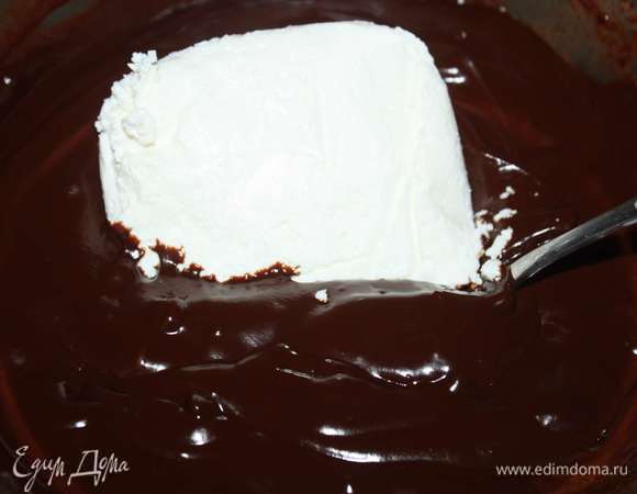 Добавить творог. Тщательно перемешать.