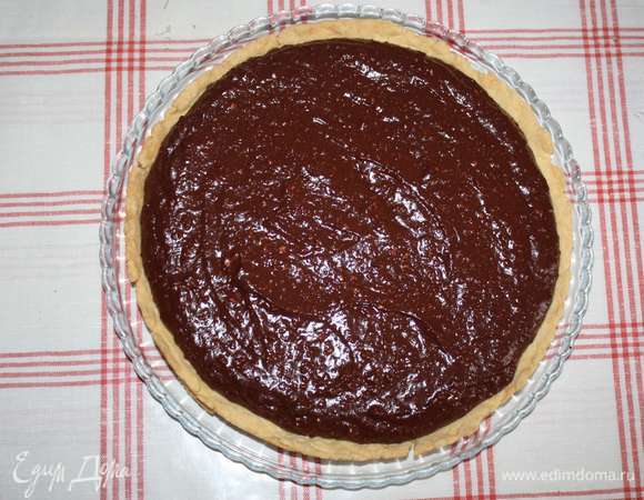 Равномерно распределить начинку поверх коржа. Убрать в холодильник на 2,5 часа.