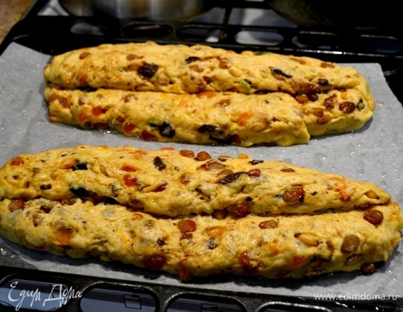 Ставим штоленны в духовку при температуре 200°C на 15 минут, затем убавляем температуру до 180–170°C и запекаем 45 минут.