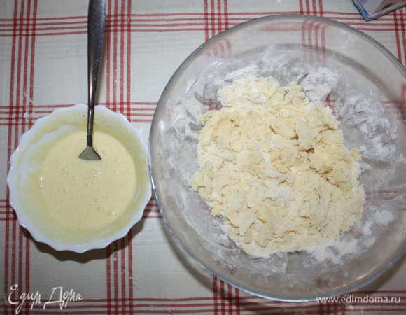 Подготовим тесто для песочных елочек и звездочек. Муку и сливочное масло растереть. Желток и сахар растереть добела. Все соединить.