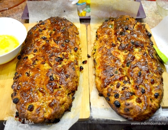 Штоллены обильно промочить оставшимся коньяком после сухофруктов. Если дети будут есть штоллен или противники алкоголя в десертах, то не добавляйте.