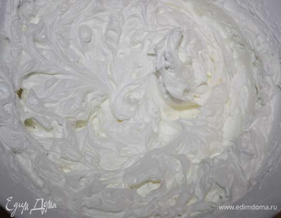 Приготовим сливочно-творожный крем. Кондитерские сливки взбить в крепкую пену.