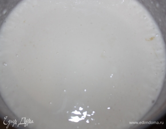 Смешать блендером творог, мед и сметану.