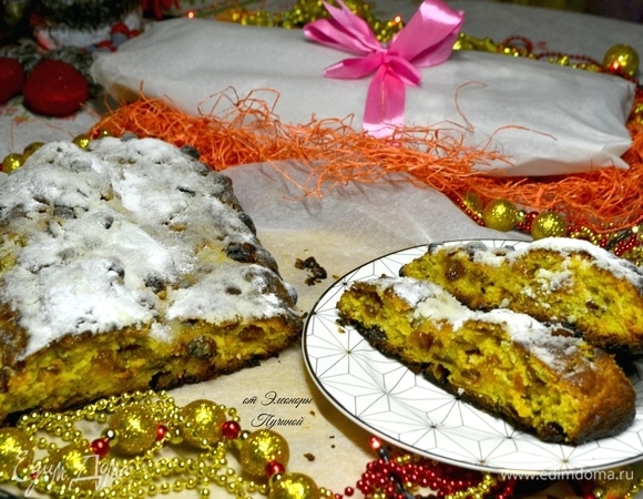 Фотосессия не спасает, мы не выдерживаем и разрезаем один штоллен. Но другой успеваем упаковать в пергаментную бумагу. Для хранения далее надо завернуть штоллен в пищевую пленку. Забываем о нем на 2 недели до раскрытия вкусов и ароматов штоллена.