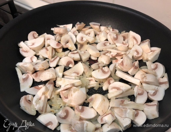Затем добавляем нарезанные грибы, солим, перчим и жарим, пока не выкипит вода из грибов.