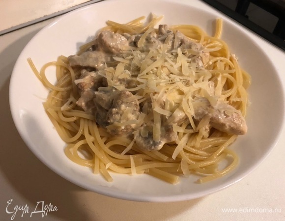 Подаем спагетти, полив сверху соусом и посыпав пармезаном.