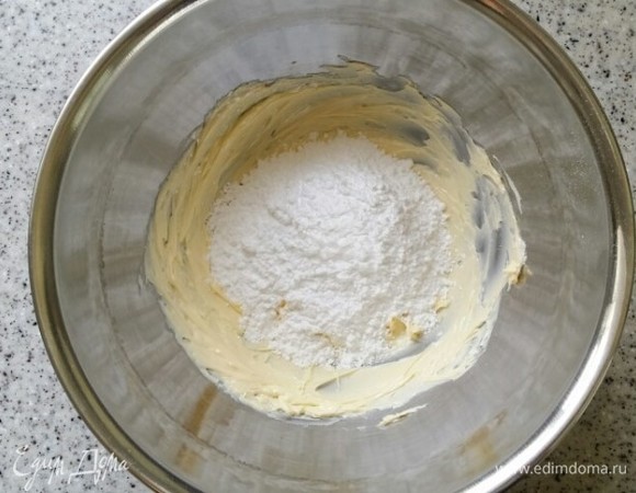 Слегка взбейте венчиком, добавьте сахарную пудру, соль и хорошо перемешайте венчиком.