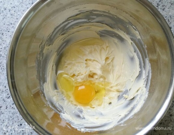 Добавьте яйцо и хорошо перемешайте венчиком.