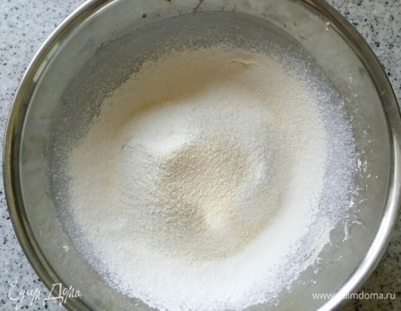 Смешайте пшеничную муку с миндальной и добавьте в миску.