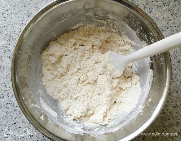 Перемешайте лопаткой.